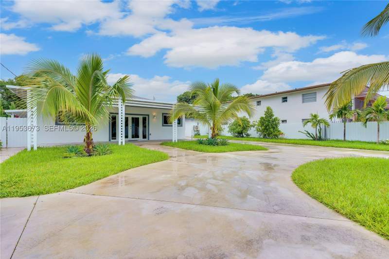4 bedroom SingleFamilyResidence at 2247 NW 2nd St, Glenroyal Sub, Miami — photo 2