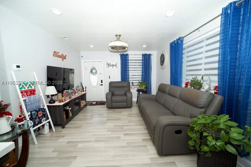 4 bedroom SingleFamilyResidence at 10910 SW 217th Ter, Lincoln City Sec A, Miami — photo 5