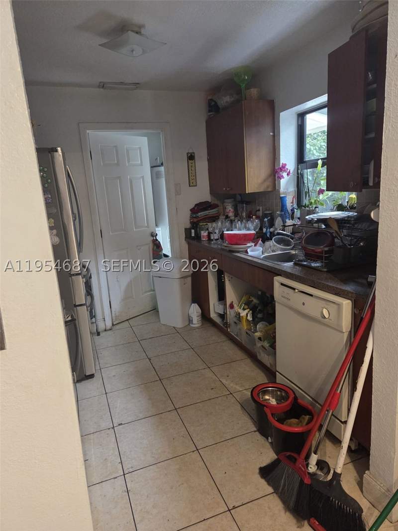 4 bedroom SingleFamilyResidence at 4270 NW 198th St, Third Addn To Carol City, Miami Gardens — photo 4