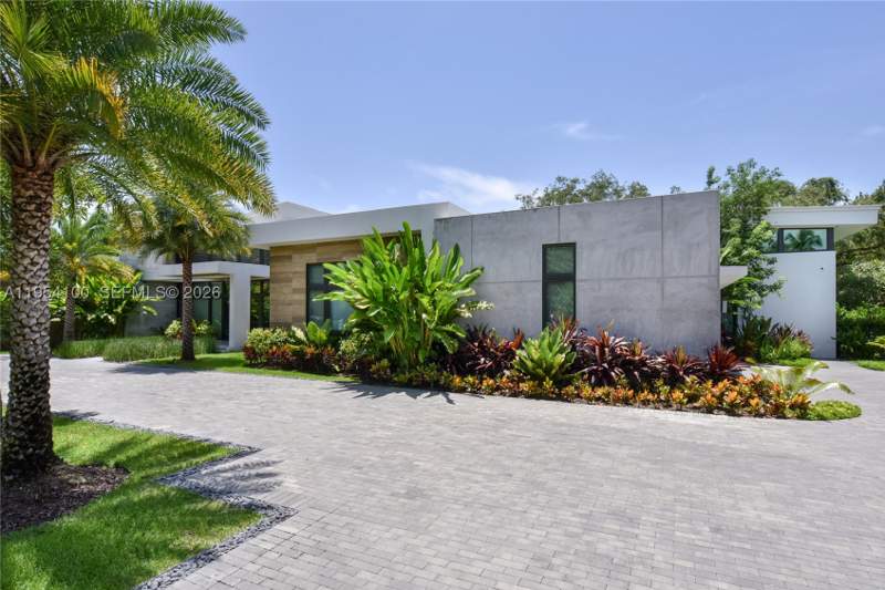 5 bedroom SingleFamilyResidence at 11050 SW 69th Ave, Helms Country Estates Re-, Pinecrest — photo 4