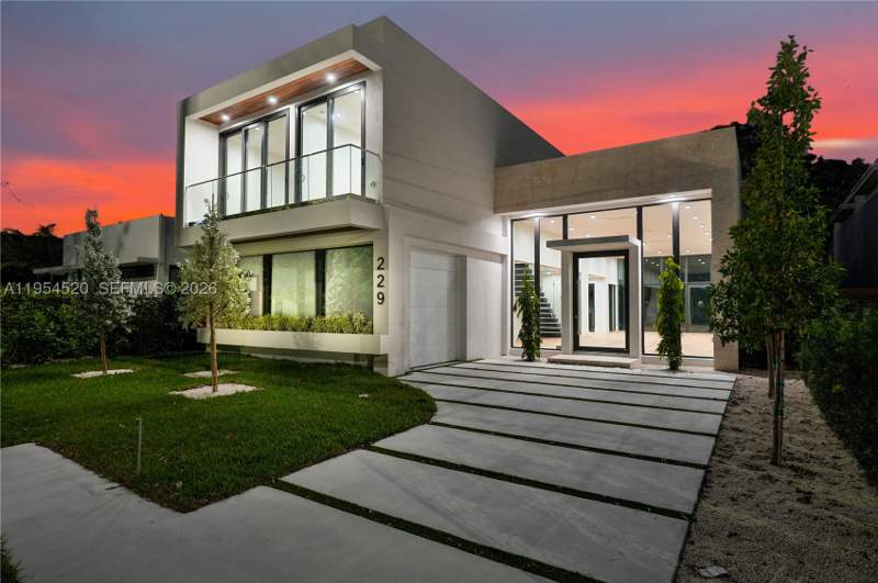 5 bedroom SingleFamilyResidence at 229 NW 42nd St, Columbia Park Corr Pl, Miami — photo 2