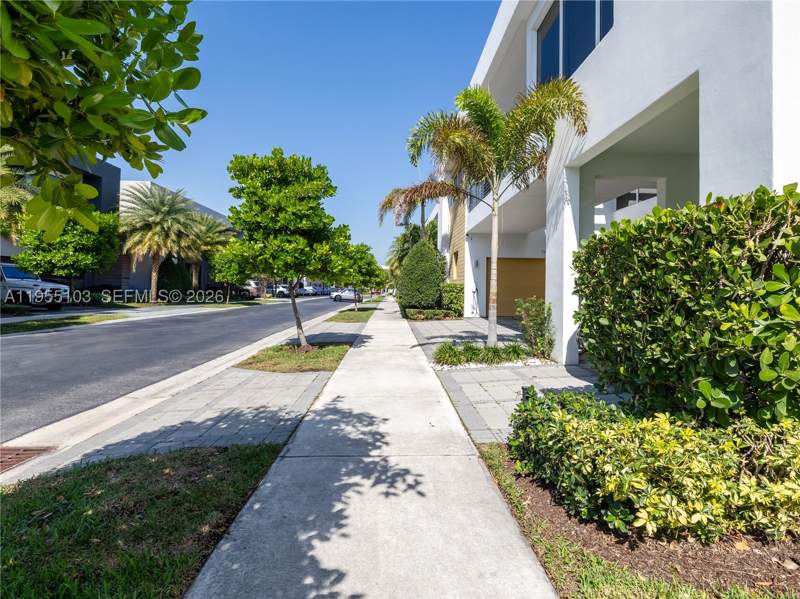 6 bedroom SingleFamilyResidence at 7451 NW 103rd Ct, Doral Commons Residential, Doral — photo 4