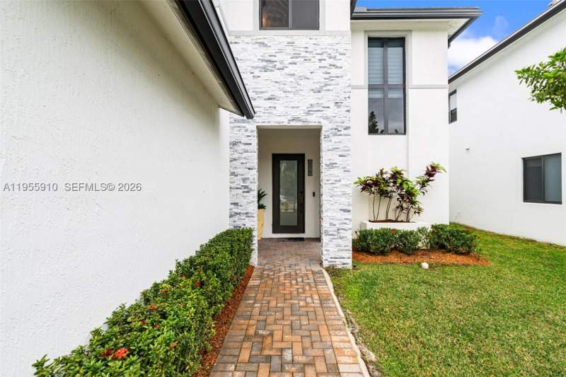 4 bedroom SingleFamilyResidence at 8086 NW 47th Ter, Canarias East, Doral — photo 4