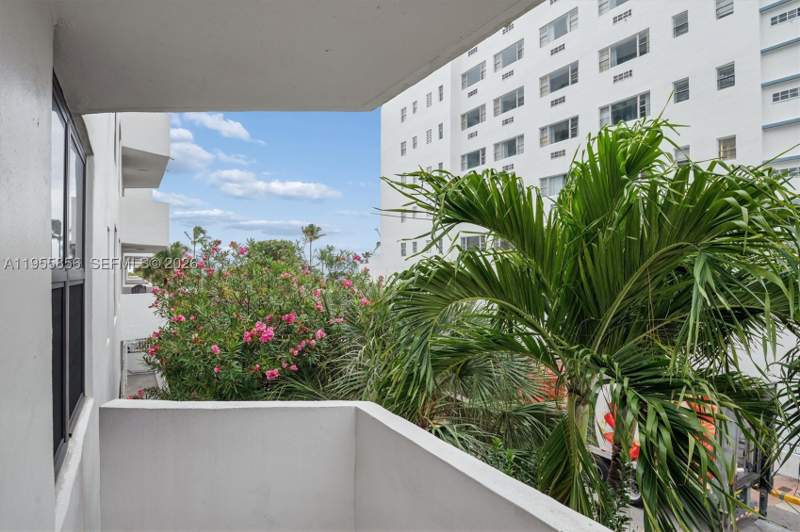 2 bedroom Condominium at 4301 Collins Ave 202, Vendome Place Condo, Miami Beach — photo 2