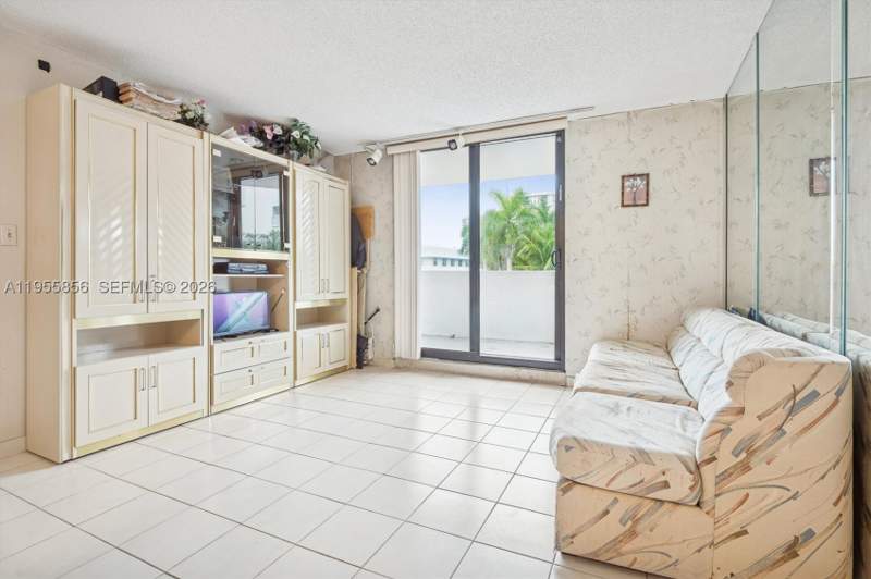 2 bedroom Condominium at 4301 Collins Ave 202, Vendome Place Condo, Miami Beach — photo 3