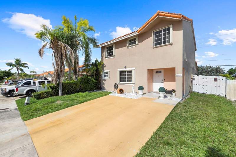 3 bedroom SingleFamilyResidence at 11951 SW 208th Terrace, Oak Ridge Villas Sub, Miami — photo 3