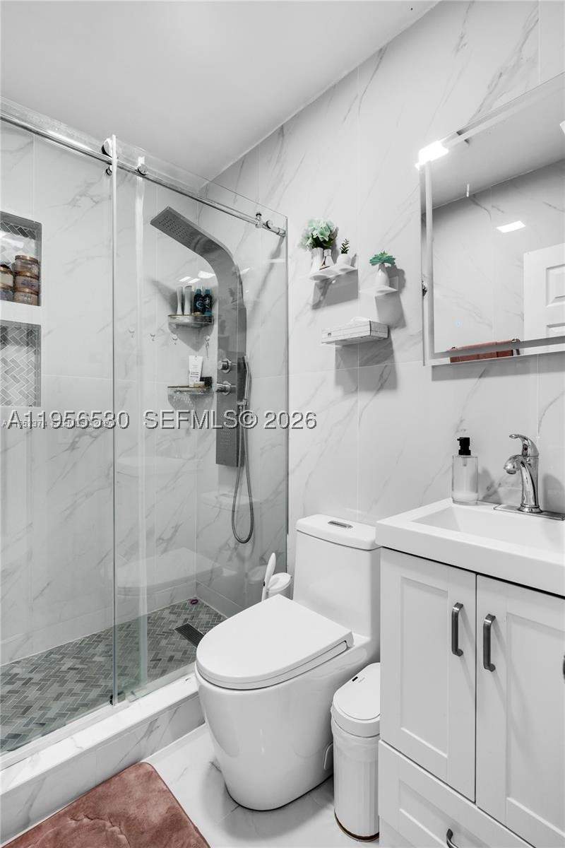 3 bedroom SingleFamilyResidence at 174 E 40th St, Elm Park, Hialeah — photo 3