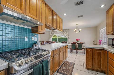 9412 SW 184th Ter, Cutler Bay FL - photo 6 of 23
