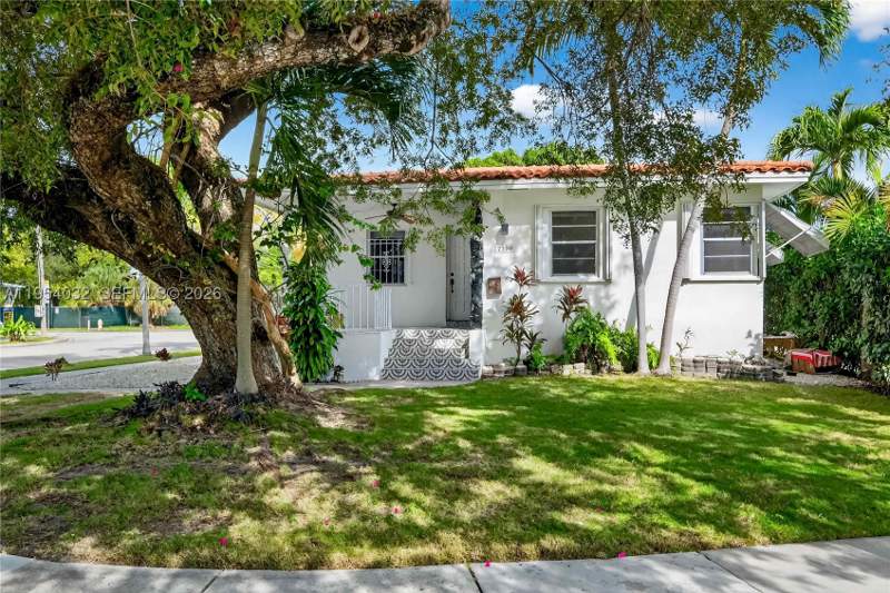 5 bedroom SingleFamilyResidence at 2399 SW 26th Ln, Silver Bluff Est Sec C, Miami — photo 2