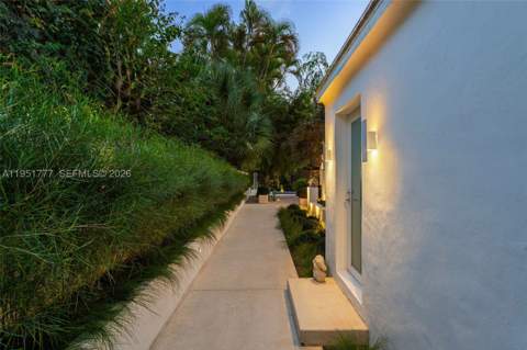 3325 Pine Tree Dr, Miami Beach FL - photo 15 of 23