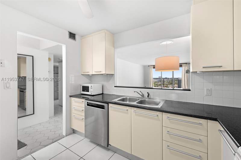 1 bedroom Condominium at 2780 NE 183rd St 1911, Commodore Plaza Condo, Aventura — photo 2