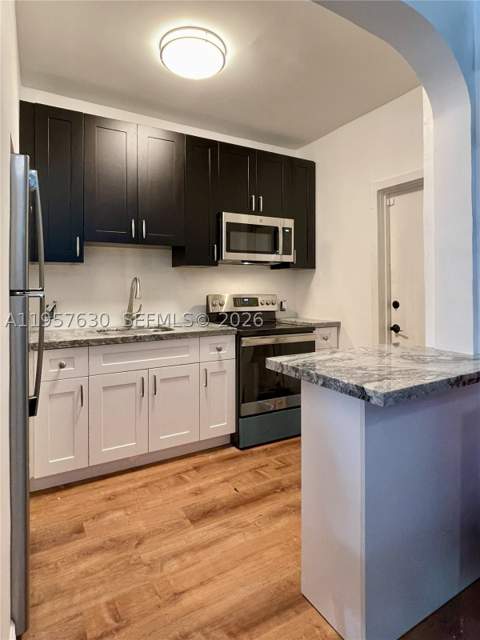 2463 Pine Tree Dr 4, Miami Beach FL - photo 12 of 17