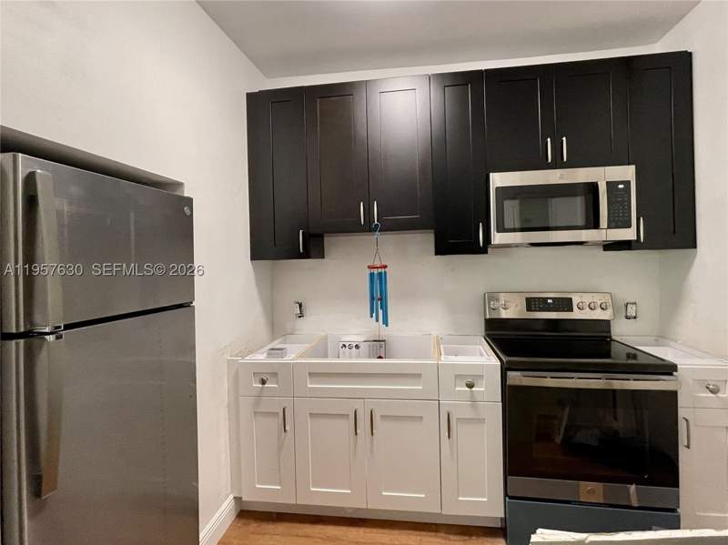 1 bedroom Condominium at 2463 Pine Tree Dr 4, The Pines And The Palms C, Miami Beach — photo 5
