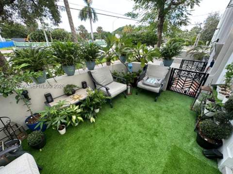 2463 Pine Tree Dr 4, Miami Beach FL - photo 6 of 17