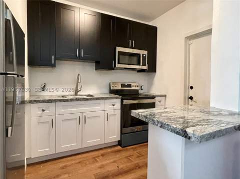 2463 Pine Tree Dr 4, Miami Beach FL - photo 9 of 17