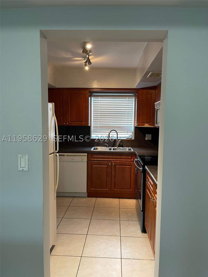2 bedroom Condominium at 7670 SW 82nd St H113, Village At Dadeland Condo, Miami — photo 3