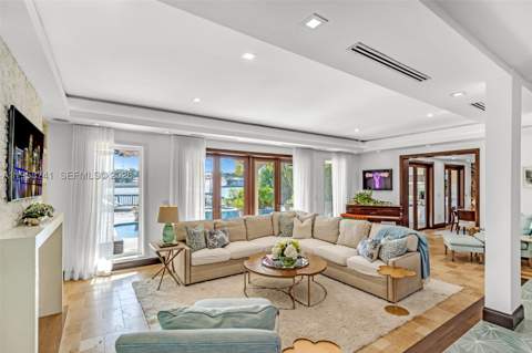 1398 Bay Dr, Miami Beach FL - photo 9 of 37