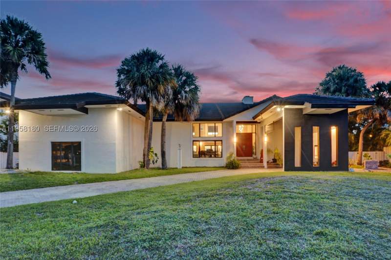 6 bedroom SingleFamilyResidence at 13724 SW 92nd Ct, Lakeshore Sec Four, Miami — photo 2