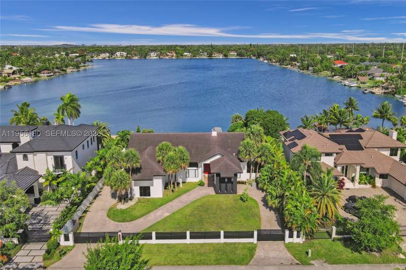 6 bedroom SingleFamilyResidence at 13724 SW 92nd Ct, Lakeshore Sec Four, Miami — photo 4