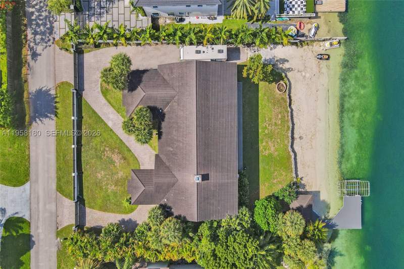 6 bedroom SingleFamilyResidence at 13724 SW 92nd Ct, Lakeshore Sec Four, Miami — photo 5