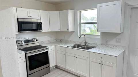 16221 E Bunche Park Dr, Miami Gardens FL - photo 7 of 27