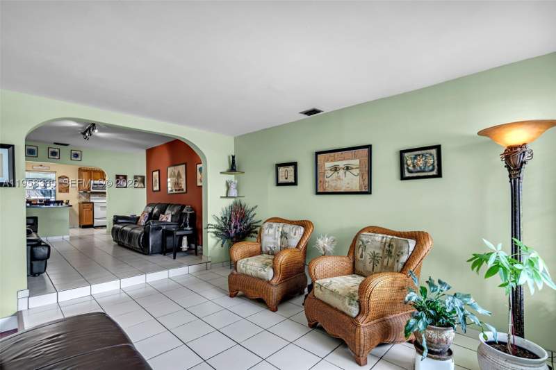 3 bedroom SingleFamilyResidence at 249 Carlisle Dr, Rev Pl Of Country Club Es, Miami Springs — photo 5