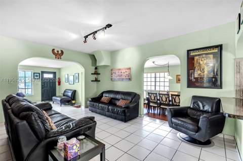 249 Carlisle Dr, Miami Springs FL - photo 9 of 50
