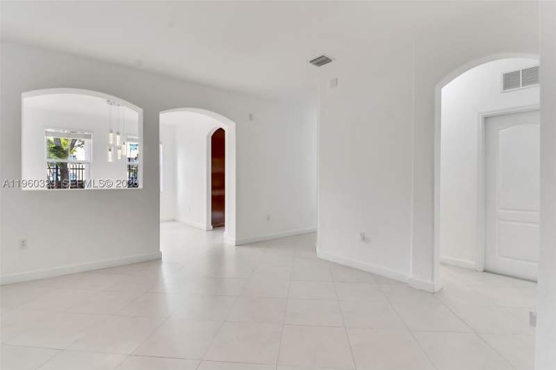 5 bedroom SingleFamilyResidence at 11321 NW 84th St, Islands At Doral Northwest, Doral — photo 3