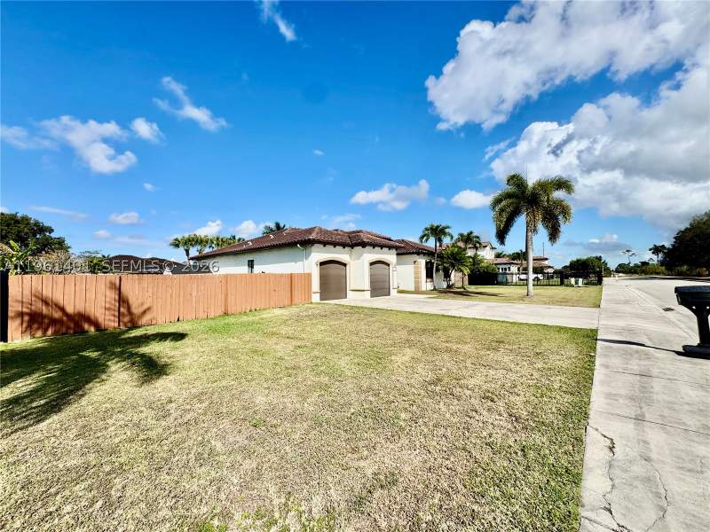 5 bedroom SingleFamilyResidence at 20449 SW 328th St, Emerald Greens Sub, Homestead — photo 4