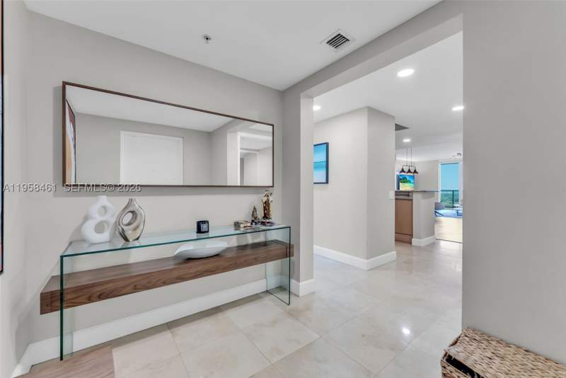 3 bedroom Condominium at 14951 Royal Oaks Ln 2201, The Oaks I Condo, North Miami — photo 3