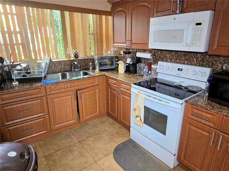 2 bedroom Condominium at 940 NE 199th St 114, Lake Park Condo No 1 - Bl, Miami — photo 3