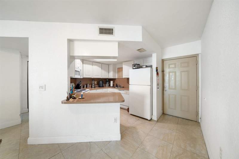 1 bedroom Condominium at 8225 Lake Drive 205, Las Vista At Doral Condo, Doral — photo 3