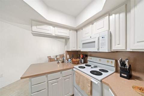 8225 Lake Drive 205, Doral FL - photo 6 of 28