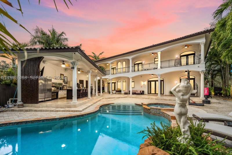 4 bedroom SingleFamilyResidence at 8200 NW 163rd St, 6th Addn To Royal Oaks, Miami Lakes — photo 2