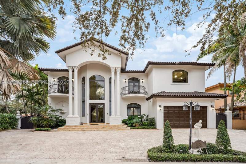 4 bedroom SingleFamilyResidence at 8200 NW 163rd St, 6th Addn To Royal Oaks, Miami Lakes — photo 3