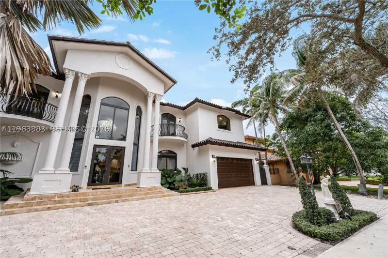 4 bedroom SingleFamilyResidence at 8200 NW 163rd St, 6th Addn To Royal Oaks, Miami Lakes — photo 5