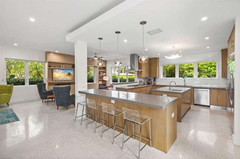 4 bedroom SingleFamilyResidence at 4595 N Jefferson Ave, Nautilus Extension 5th, Miami Beach — photo 4