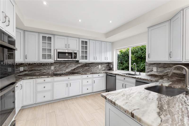5 bedroom SingleFamilyResidence at 20205 W Oak Haven Cir, Oak Haven Sub Sec 3, Miami — photo 5