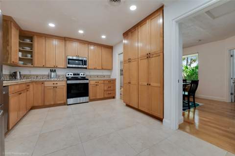 8425 SW 174th St, Palmetto Bay FL - photo 12 of 32