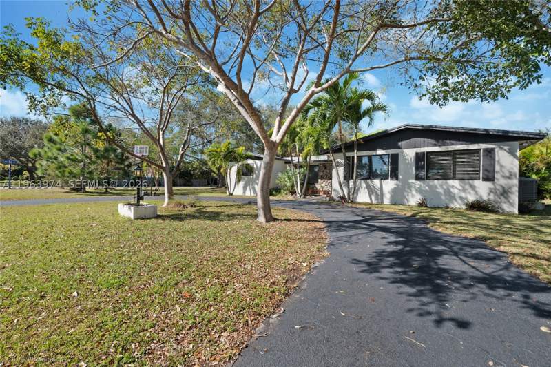 4 bedroom SingleFamilyResidence at 8425 SW 174th St, Malbrook, Palmetto Bay — photo 2
