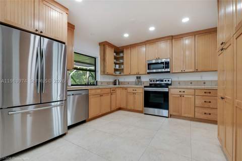8425 SW 174th St, Palmetto Bay FL - photo 9 of 32