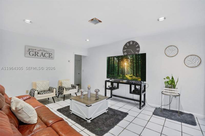 3 bedroom SingleFamilyResidence at 1110 NE 204th Ter, Lucky Star Estates, Miami — photo 4