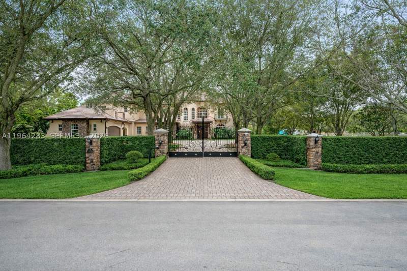 8 bedroom SingleFamilyResidence at 12270 SW 45th St, Bird Road Farmsites, Miami — photo 2