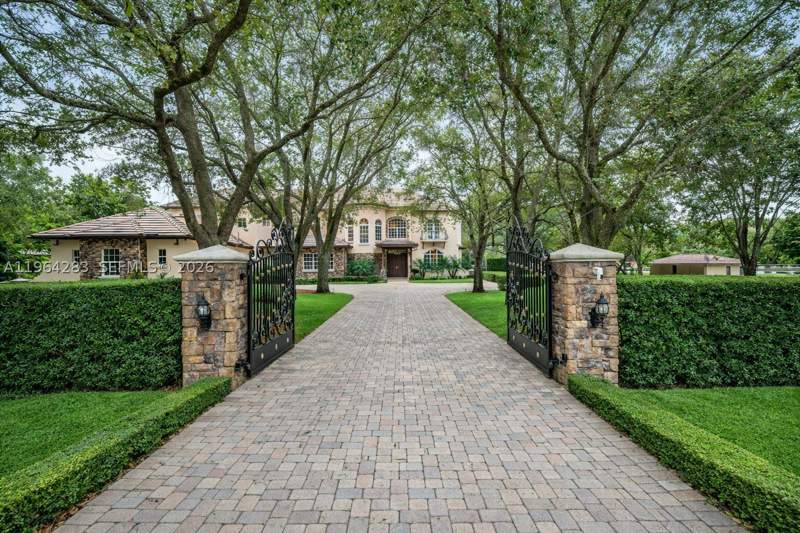 8 bedroom SingleFamilyResidence at 12270 SW 45th St, Bird Road Farmsites, Miami — photo 3