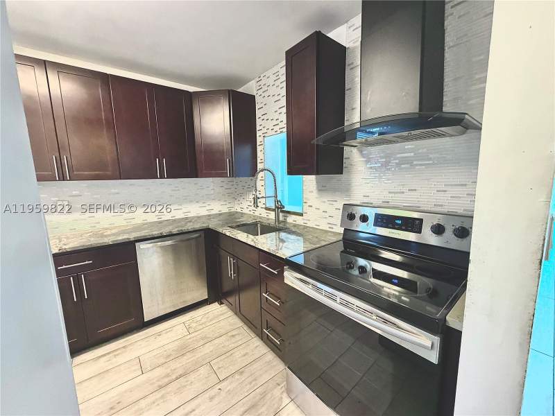 2 bedroom Condominium at 3660 NE 166th St 301 +40' Deeded Dock, Eastern Shores White Hous, North Miami Beach — photo 5