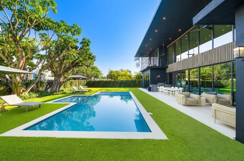 8 bedroom SingleFamilyResidence at 19701 NE 21st Ct, Highland Woods Sec 1, Miami — photo 2