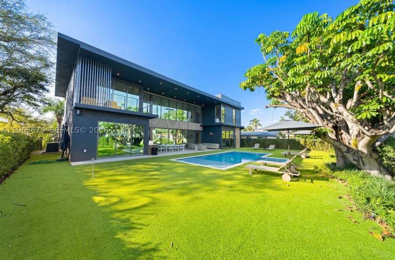 8 bedroom SingleFamilyResidence at 19701 NE 21st Ct, Highland Woods Sec 1, Miami — photo 4