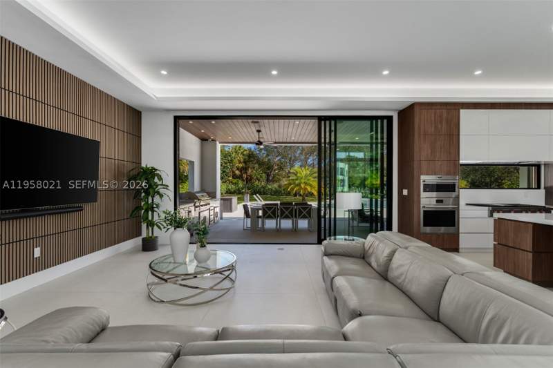 5 bedroom SingleFamilyResidence at 9525 SW 95th Ct, Nutmeg Estates, Miami — photo 5