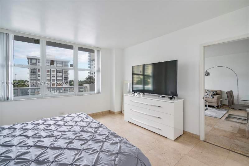 1 bedroom Condominium at 5601 Collins Ave 423, The Pavilion Condo, Miami Beach — photo 4