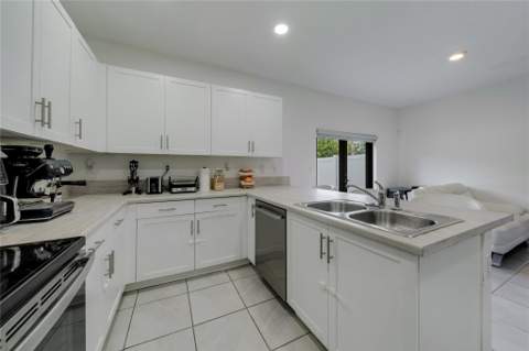 11392 W 34th Way, Hialeah FL - photo 14 of 28